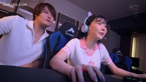 座り姿勢 · 微笑 · ヘッドホン · 休闲服 · 手部特写 · ゲームをする · 电竞房