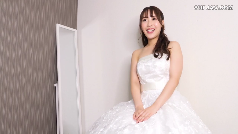 Indoor · Sitting Posture · Smile · Half-body · Look ahead · brown long hair · 婚纱 · 落地镜