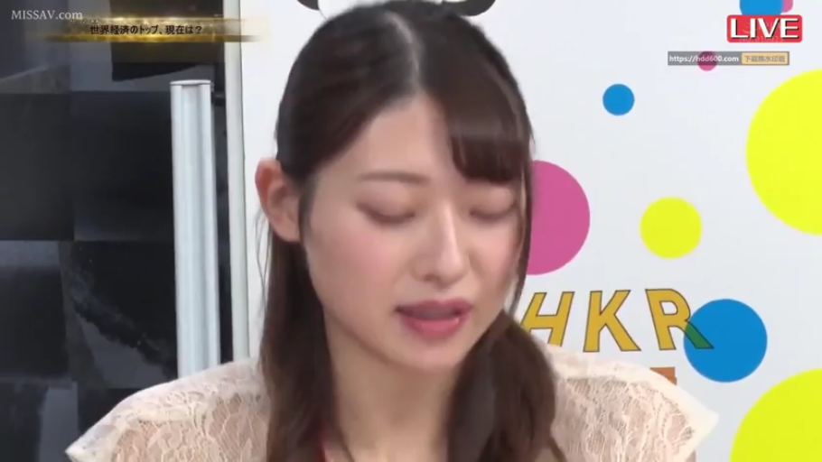 室内 · 坐姿 · 面部 · 忧郁 · 低头 · 字幕 · 米色蕾丝上衣