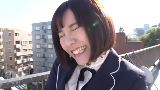 蝶ネクタイ · 顔部のクローズアップ · 站立 · 屋外 · 大笑 · 开心 · 天台