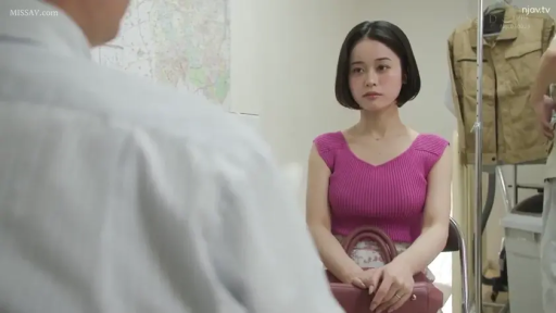 严肃 · 上半身 · 办公室内 · 手提包 · 听讲 · 端坐 · 粉色针织衫 · 成人剧情