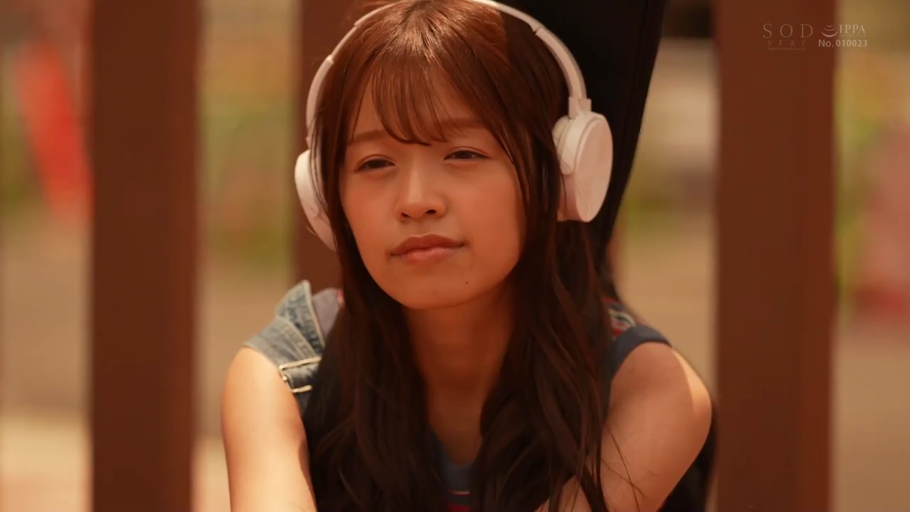 Sitting Posture · 平静 · 面部特写 · Stare · Warm light · 户外公园 · Cowboy overall dress · 白色耳机