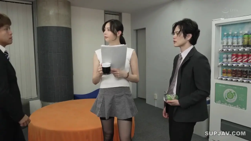 交谈 · 严肃 · 办公室 · 站立 · 西装 · 职场 · 自动售货机