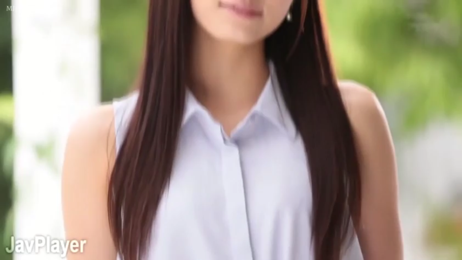 半身 · 户外 · 长发 · 柔和 · 静态 · 正面站立 · 无袖衬衫