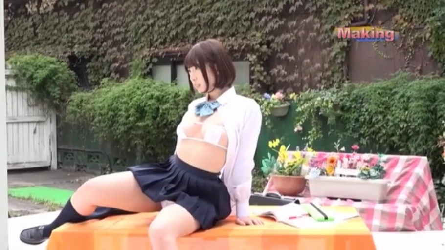 坐姿 · 全身 · 迷离 · 摆拍 · 桌子 · JK制服 · 户外 · 日本AV