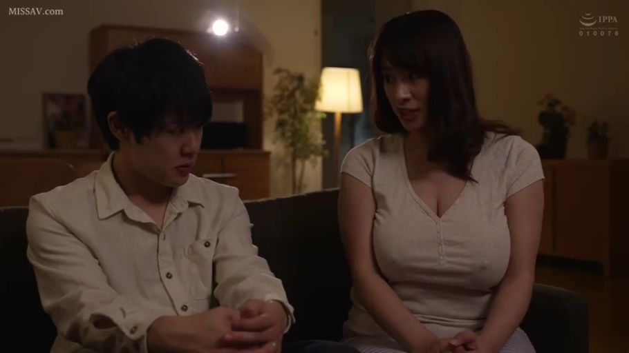 严肃 · 胸部 · 巨乳 · 沙发 · 客厅 · 对话 · 并排坐 · 紧身T恤