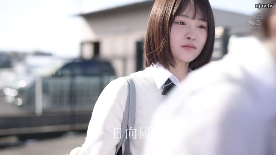 校服 · 站姿 · 面部特写 · 注视 · 户外 · 平淡 · 短发 · 单肩包