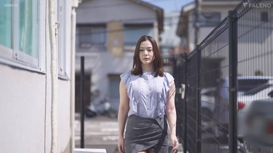 Medium shot · 平静 · 职场女性 · Outdoor street · 无袖衬衫 · 步行 · 正面行走
