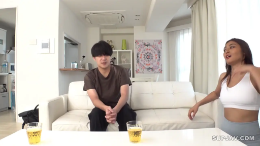 坐姿 · 中景 · 自然 · 客厅 · 聊天 · 日本AV · 运动内衣 · 饮料