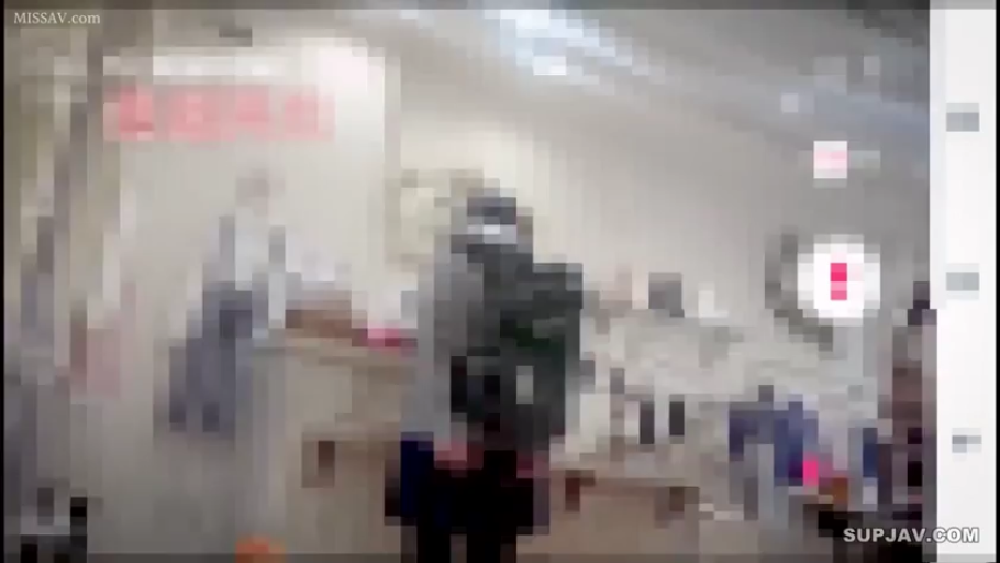 全身 · 校服 · 马赛克 · 行走 · 模糊 · 背包 · 背影 · 公共场所