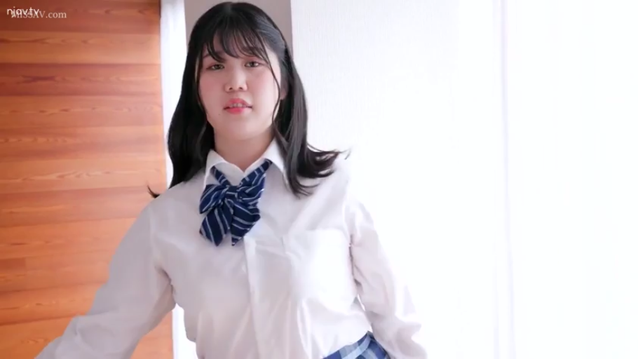 全身 · 浴室 · 站姿 · 水龙头 · 淡然 · 运动 · 准备洗澡 · 蓝色竞技泳衣