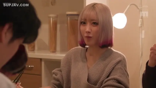 座り姿勢 · 平静 · 顔のクローズアップ · キッチン · 食事 · グレーセーター · 生活化 · 储物罐