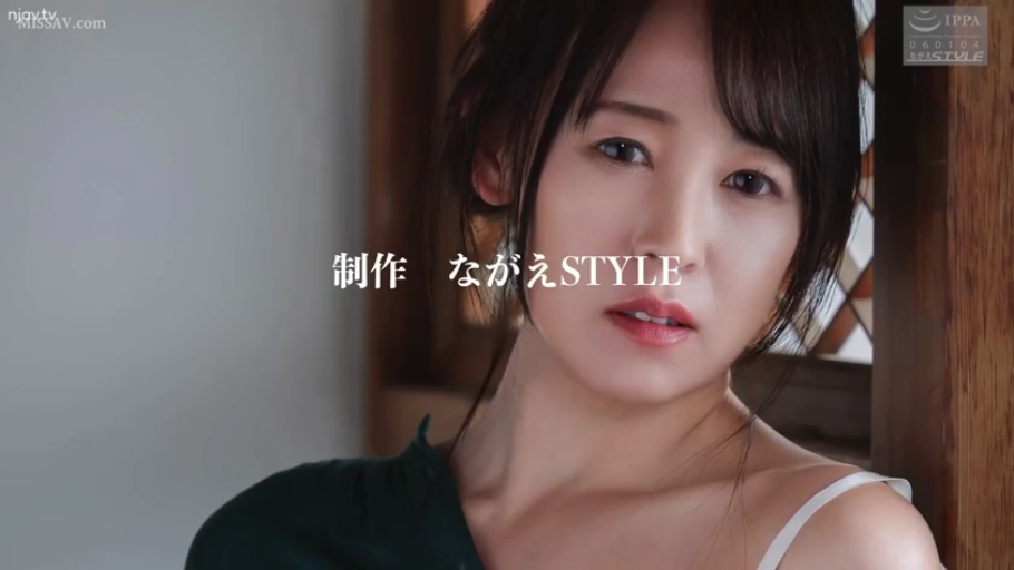 室內 · 憂鬱 · 臉部特寫 · 注視 · 正面 · 寫真 · 吊帶