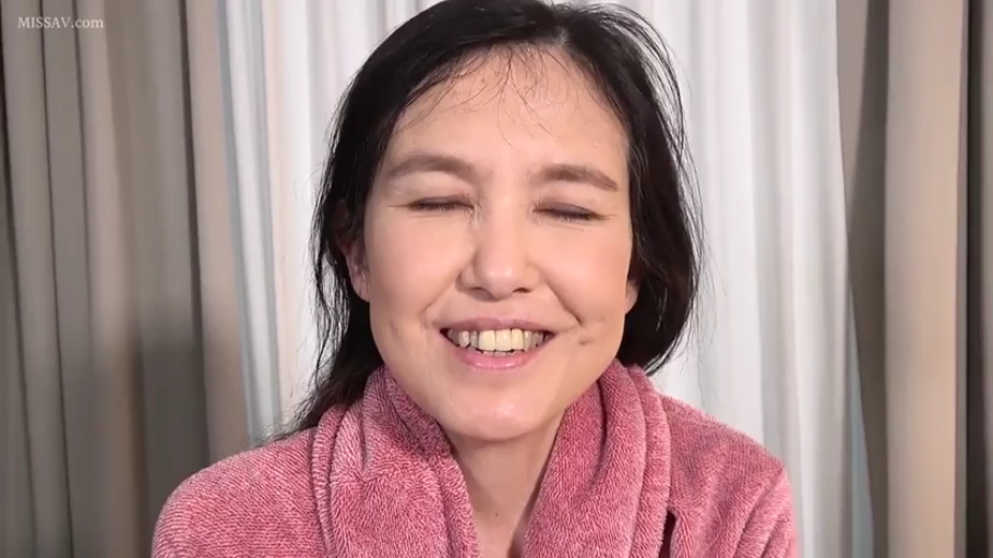 室内 · 脸部特写 · 微笑 · 正面 · 闭眼愉悦 · 成熟女性 · 粉色浴袍