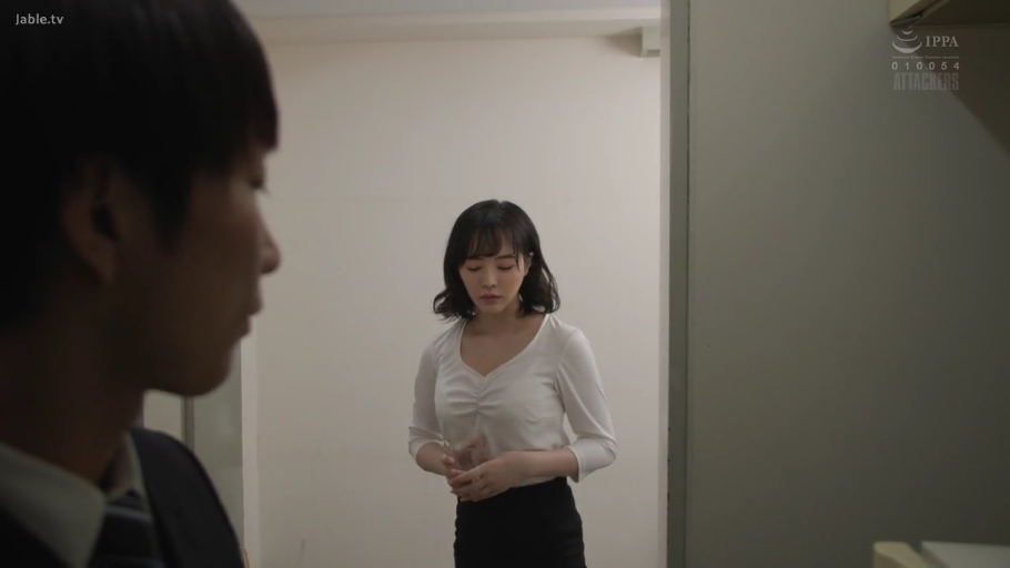 室内 · 忧郁 · 站立 · 职业装 · 剧情 · 拿水杯 · 玻璃杯