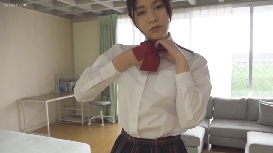 眼镜 · 办公室 · 平静 · 面部特写 · 注视 · 端坐 · 浅蓝色衬衫 · 职场女郎