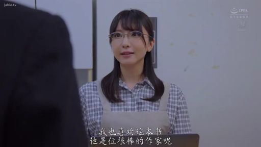 格子衬衫 · 室内 · 眼镜 · 站立 · 字幕 · 微笑 · 半身 · 交流