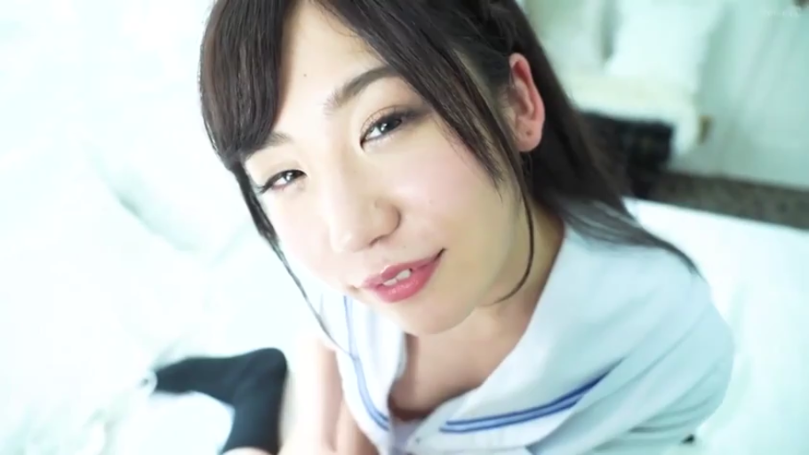 脸部特写 · 卧室 · 微笑 · 凝视 · 水手服 · 俯视 · 高角度