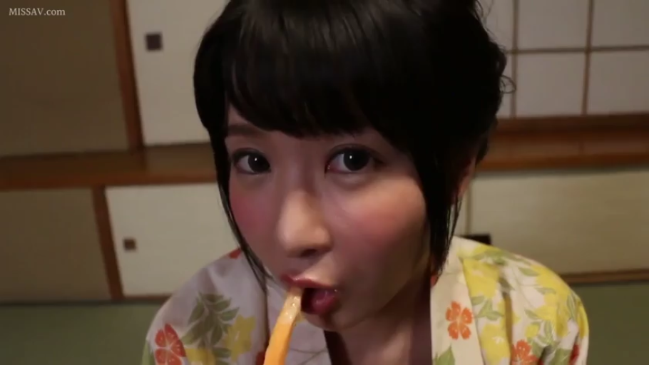 脸部特写 · 和室 · 第一人称视角 · 进食 · 正面 · 浴衣 · 呆萌 · 薯条