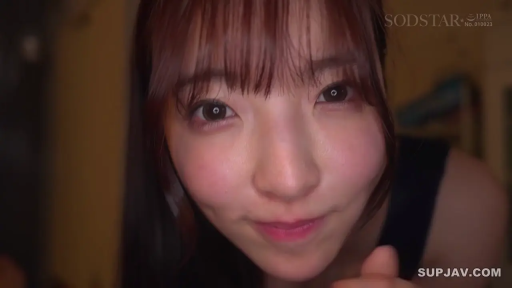 寝室 · 顔のクローズアップ · POV视角 · 俯身前倾 · 注视镜头 · 含情脉脉 · 黒いベスト