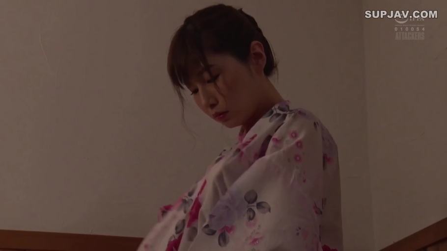 室内 · 忧郁 · 低头 · 中景 · 日系 · 浴衣 · 整理衣服