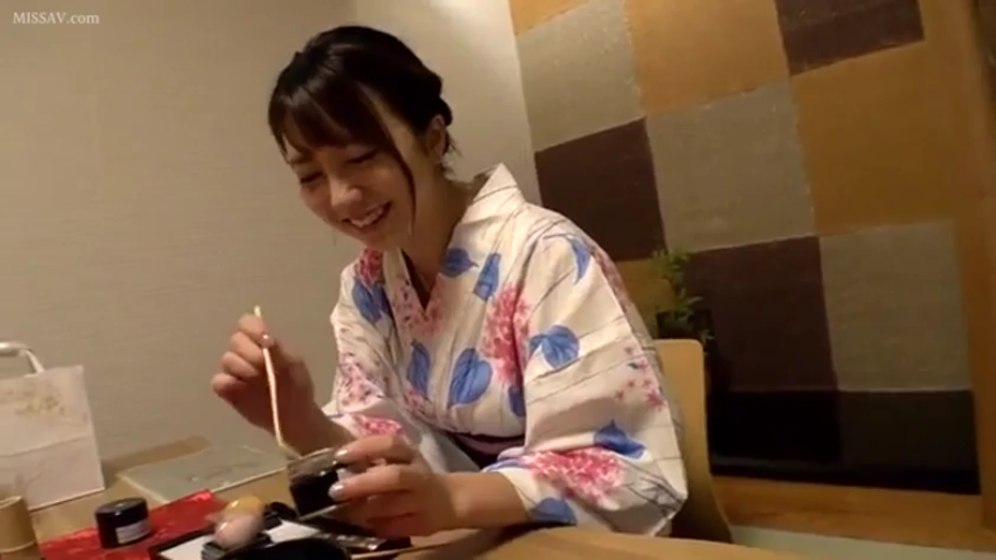 坐姿 · 胸部 · 露乳 · 迷离 · 白衬衫 · 车内 · 半裸 · 车座