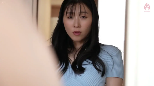 室内 · 面部 · 凝视 · 惊讶 · 正面 · 黑色长发 · 浅蓝色短袖针织衫