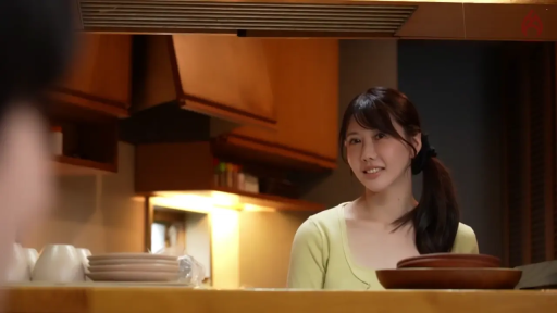 坐姿 · 交谈 · 中景 · 微笑 · 厨房 · 餐具 · 马尾 · 浅绿色上衣