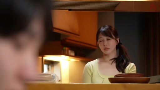 Sitting Posture · Medium shot · Close your eyes · Kitchen · 餐具 · Ponytail · 休息 · Light green top