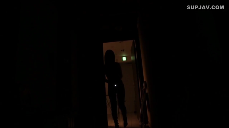 全身 · 站立 · 走廊 · 模糊 · 门 · 剪影 · 紧身衣 · 走入