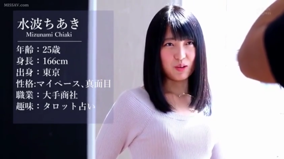 室內 · 交谈 · 站姿 · 拘谨 · 紧身毛衣 · 半身照