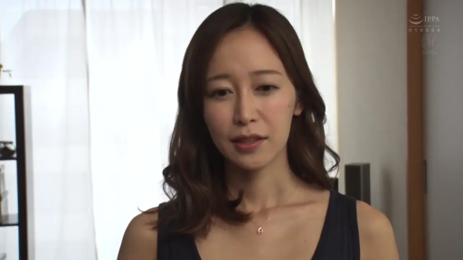 室内 · 严肃 · 面部特写 · 注视 · 熟女 · 正面 · 黑色无袖上衣