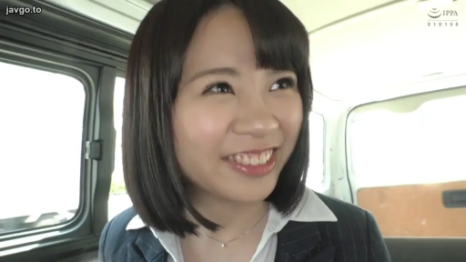 坐姿 · 交谈 · 微笑 · 项链 · 面部特写 · 职业装 · 车内 · 短发