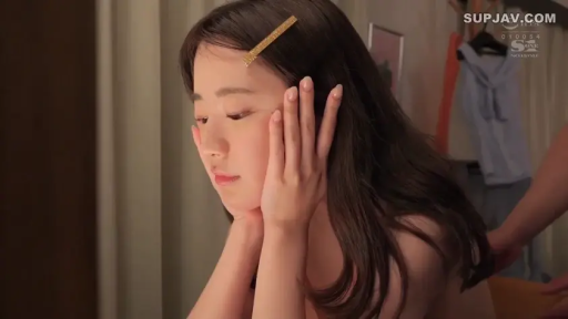 室内 · 忧郁 · 脸部特写 · 托腮 · 发夹 · 静候 · 柔光侧影