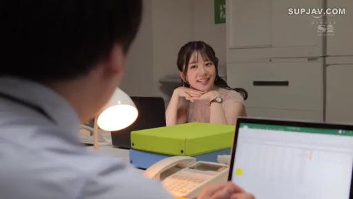 办公室 · 中景 · 微笑 · 注视 · 职场 · 办公电脑 · 坐姿托腮 · 浅粉色上衣