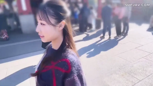 微笑 · 针织衫 · 行走 · 户外 · 侧脸 · 阳光 · 逛街