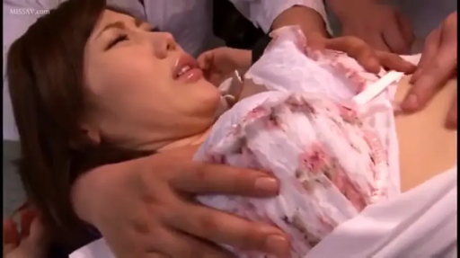 室内 · 胸部特写 · 仰卧 · 猥亵 · 多人 · 内衣 · 挣扎