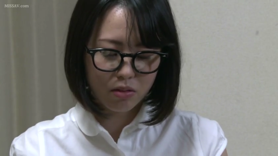 室内 · 严肃 · 眼镜 · 白色衬衫 · 面部特写 · 交流 · 短发 · 垂头姿势