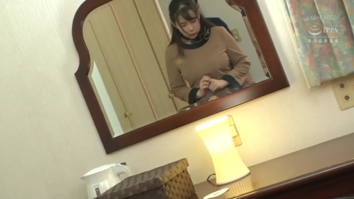 站姿 · ホテルルーム · 自然 · 鏡子 · 镜中反射 · 整理仪容 · 棕色长袖上衣