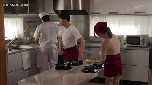 站立 · 专注 · 全景 · 厨房 · 微波炉 · 厨师服 · 三人场景 · 倒液