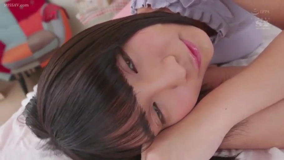 脸部特写 · 卧室 · 羞涩 · 枕头 · 长发 · 凝视镜头 · 侧躺 · 紫色褶皱衫