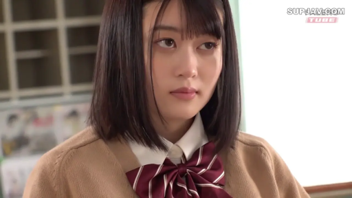 室内 · 脸部特写 · 学生制服 · 正坐 · 凝视 · 短发 · 冷淡