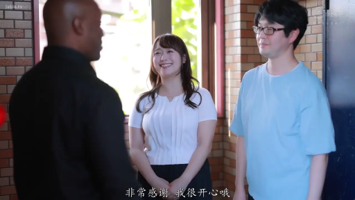 走廊 · 淡蓝色T恤