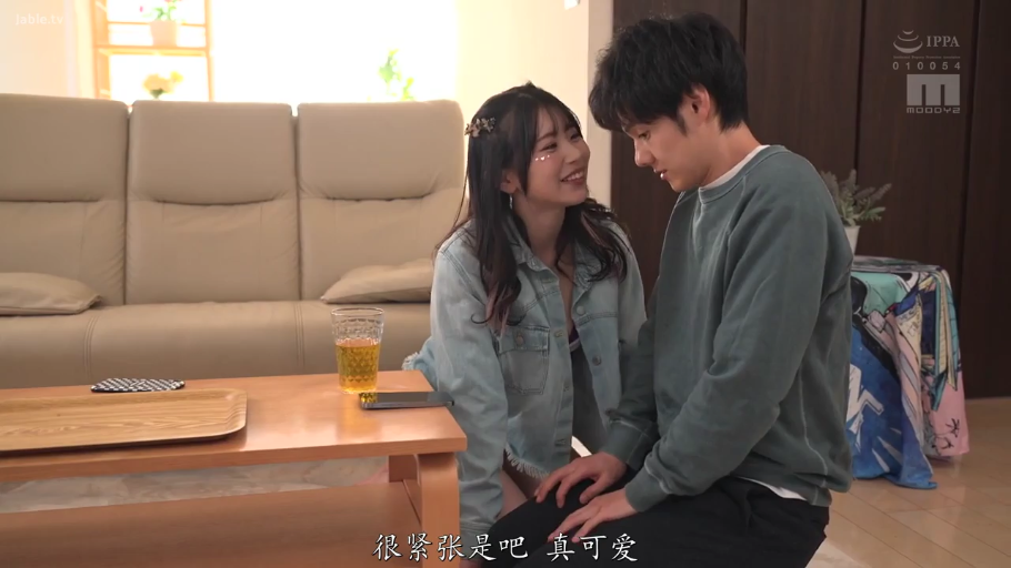 坐姿 · 中景 · 微笑 · 客厅 · 茶几 · 剧情 · 挑逗 · 牛仔外套