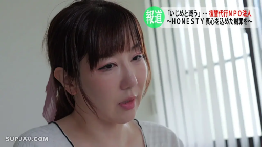 室内 · 坐姿 · 忧郁 · 字幕 · 面部特写 · 白色上衣 · 访谈