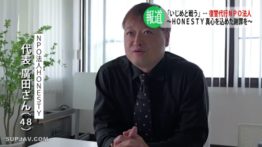 办公区 · 坐姿 · 交谈 · 平静 · 半身特写 · 波点领带 · 新闻采访风格