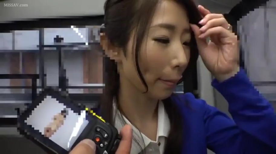 室内 · 顔部のクローズアップ · 站立 · 恥ずかしがり屋 · ビジネススーツ · アジア人女性 · 看屏幕 · 数码相机