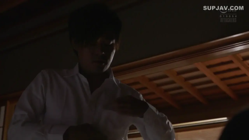 室內 · 站姿 · 平靜 · 襯衫 · 近景 · 昏暗 · 脫衣