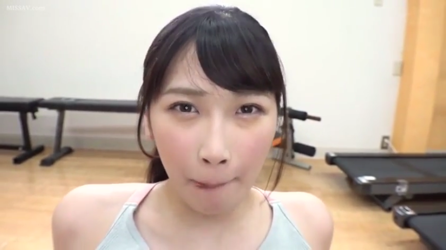 坐姿 · 脸部特写 · 诱惑 · 亚洲人 · 健身房 · 舔唇 · 运动内衣 · 健身器材