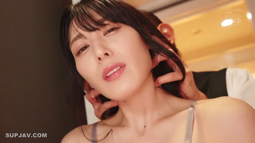 臥室 · 享受 · 面部特寫 · 近景 · 臥姿 · 浅色内衣 · 被拽头发